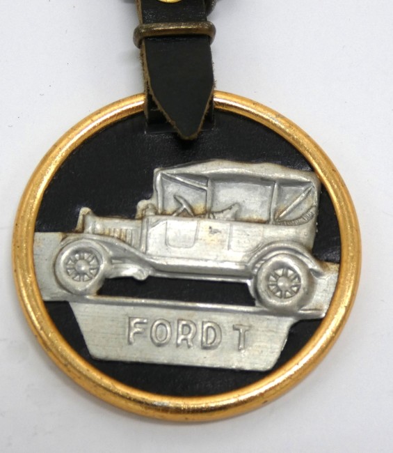 P1050668 Porte clé publicitaire voiture ancienne Ford T