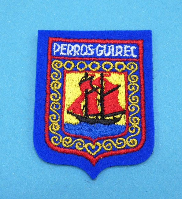 P1070339 Ecusson brodé ville PERROS - GUIREC à coudre ( 7 cm X 5,5 cm )