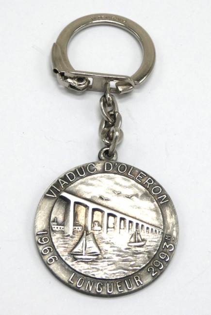 P1060067 Ancien Porte clé métal VIADUC D ' OLERON