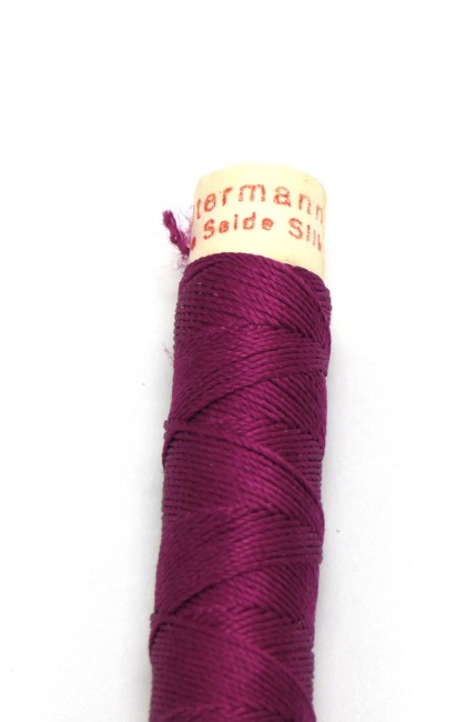 Une bobine de fil de soie à broder Gütermann C 912