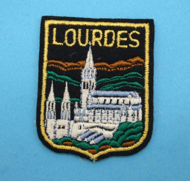 P1040496 Ecusson brodé ville cathédrale LOURDES