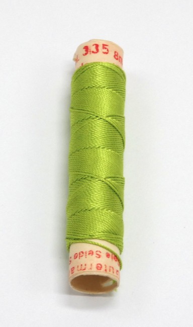 Une bobine de fil de soie à broder Gutermann C 335 - vert