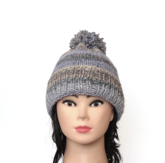 P1060039 TU Bonnet femme laine gris / beige à revers plassard et Après C 06