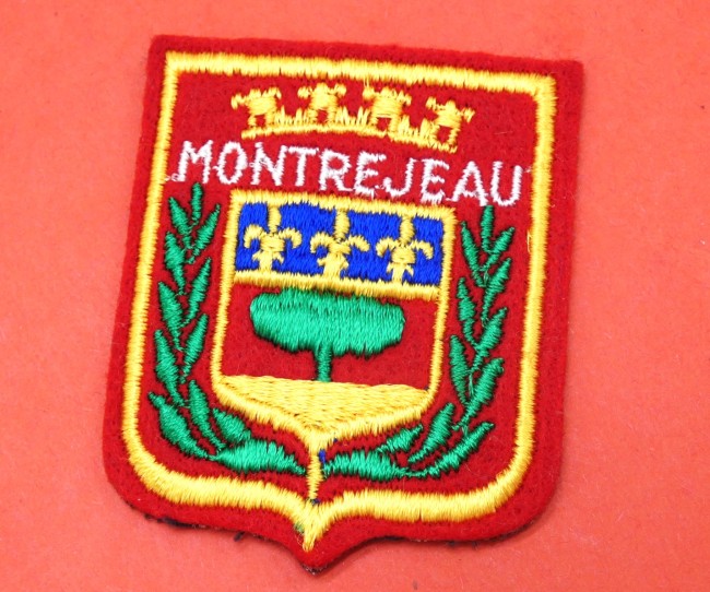 P1100441 Ecusson brodé ville Montrejeau