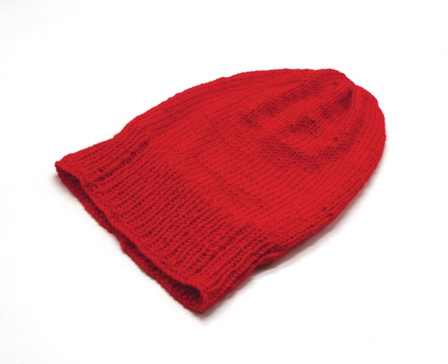 P1100977 bonnet rouge tricoté main unisexe ( Homme ou femme )