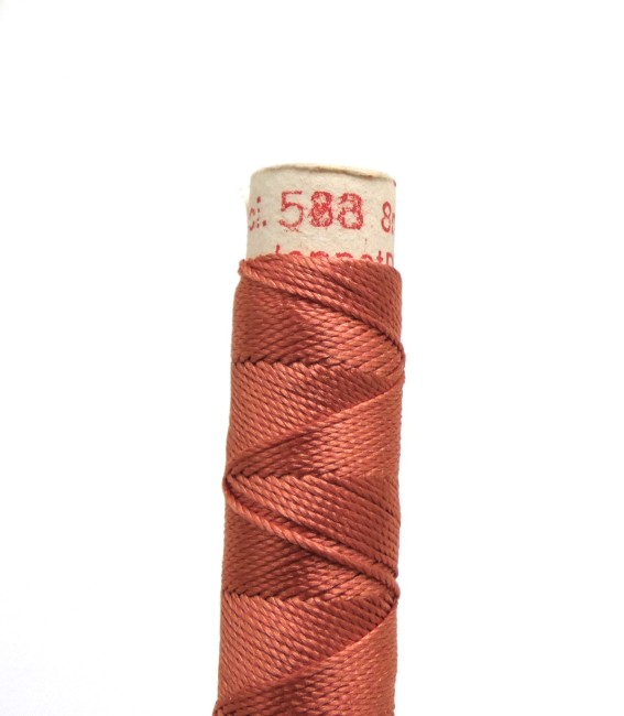 Une bobine de fil de soie à broder Gütermann C 588 