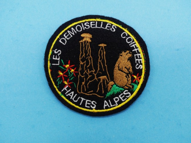 P1260141 Ecusson brodé Les demoiselles coiffées Hautes - Alpes