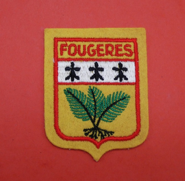 P1100871 Ecusson brodé ville Fougères à coudre