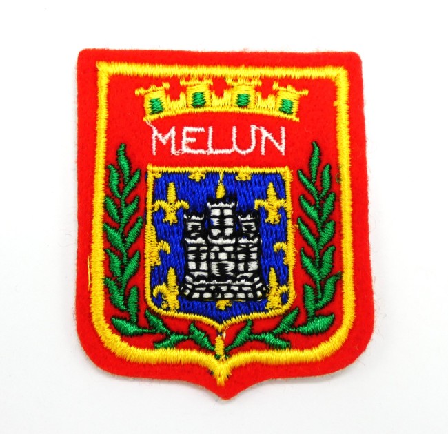 P1100917 Ecusson brodé ville Melun