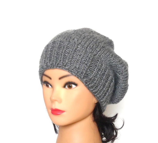 Béret gris  pour femme en laine Bergère de France Alaska doux et chaud tricoté main 