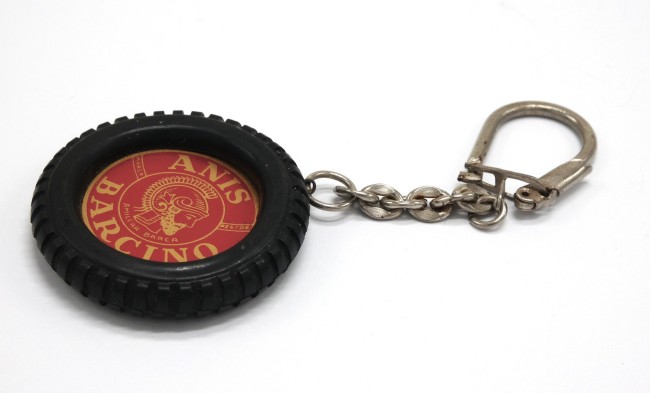 P1050967 Ancien Porte clé pneu publicitaire ANIS BARCINO