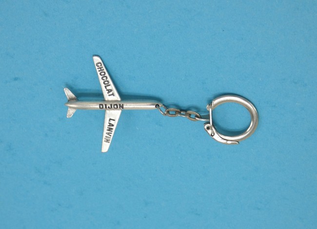 Porte clé ancien métal AVION Chocolat Lanvin DIJON 