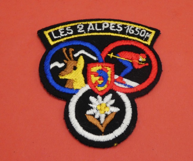 P1100153 Ecusson blason brodé ville montagne Les 2 Alpes 1650 M