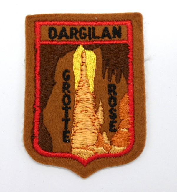 P1020041 Ecusson brodé ville DARGILAN grotte rose