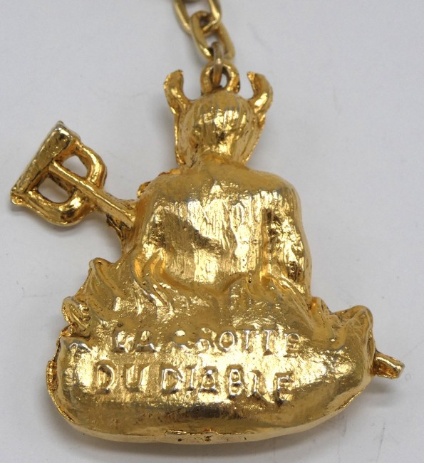 P1060183 Porte clé métal doré La grotte du diable