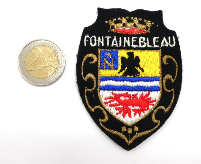 P1110589 Ecusson meresse brodé ville FONTAINEBLEAU
