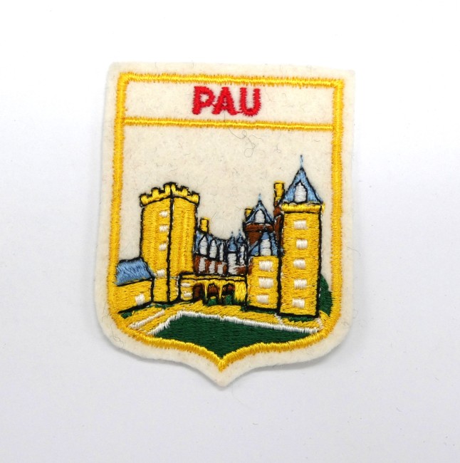 P1040995 Ecusson vintage brodé ville PAU