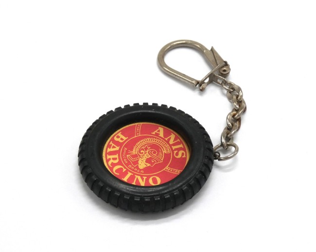 P1050968 Ancien Porte clé pneu publicitaire ANIS BARCINO
