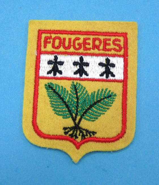 P1100870 Ecusson brodé ville Fougères à coudre