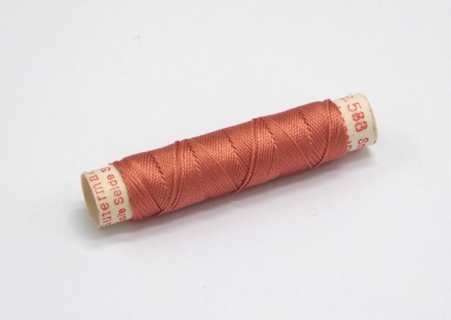 Une bobine de fil de soie à broder Gütermann C 588 