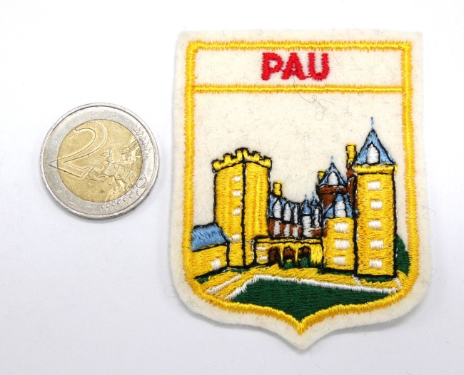 P1040997 Ecusson vintage brodé ville PAU