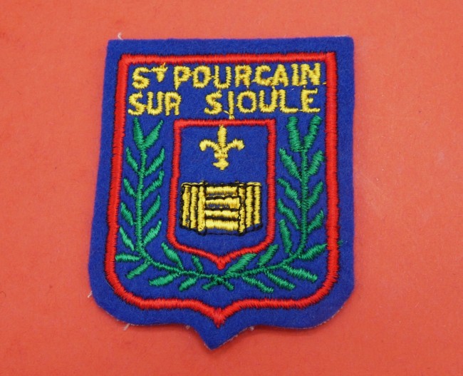 P1100453 Ecusson brodé ville St Pourcain sur Sioule