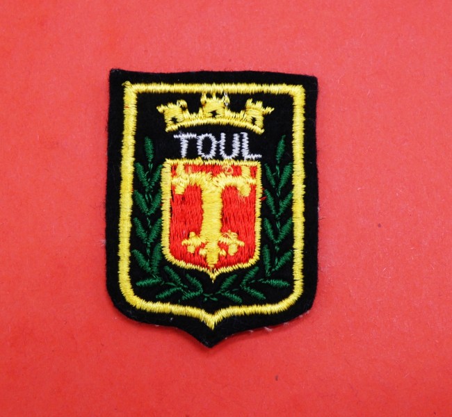 P1100884 Petit écusson brodé ville TOUL
