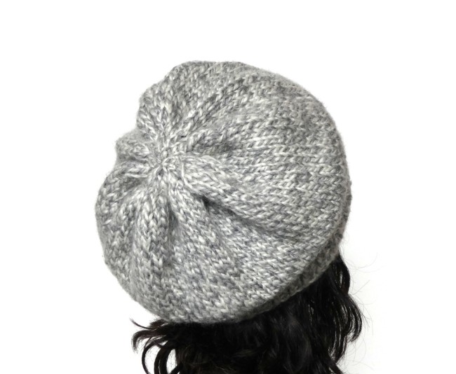 Béret gris/ blanc chiné en laine Bergère de France Alaska coloris gris et blanc chiné ( Hamster )