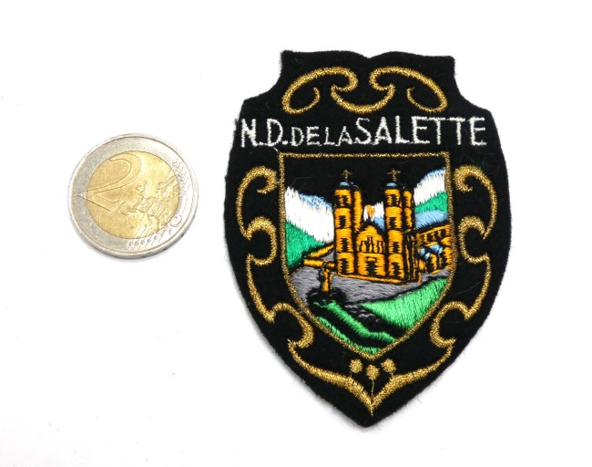 P1110808 Ecusson meresse brodé N.D de La Salette