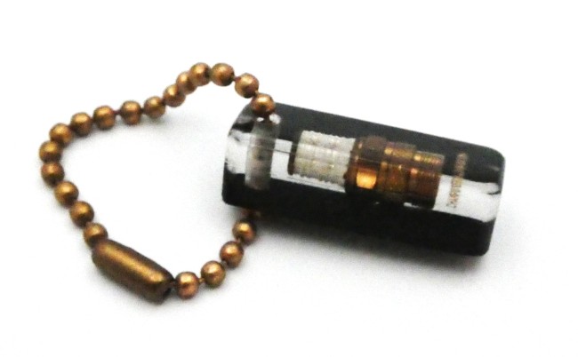 P1050134 Porte clé miniature bougie d 'allumage Champion inclusion