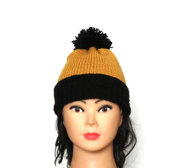 P1100959 Bonnet noir et moutarde avec pompon unisexe pour homme ou femme tricoté main