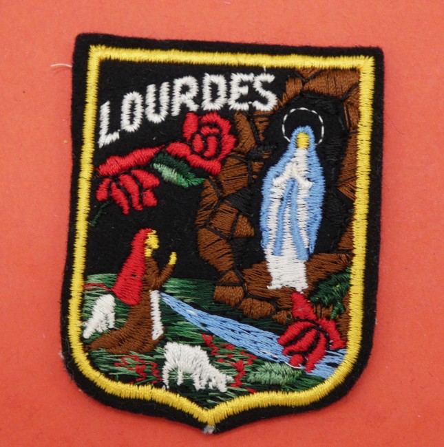 P1040502 Ecusson brodé Lourdes vierge Marie