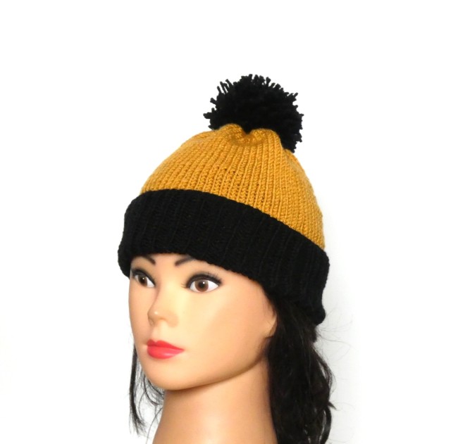 P1100960 Bonnet noir et moutarde avec pompon unisexe pour homme ou femme tricoté main