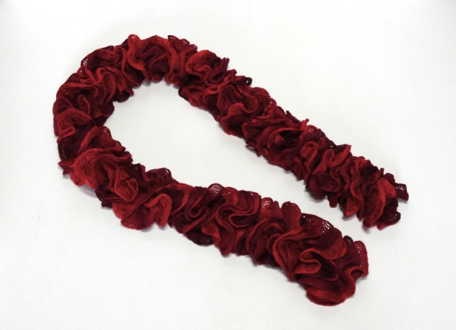 P1010936 Echarpe femme rouge/ bordeaux Katia Ondas froufrou