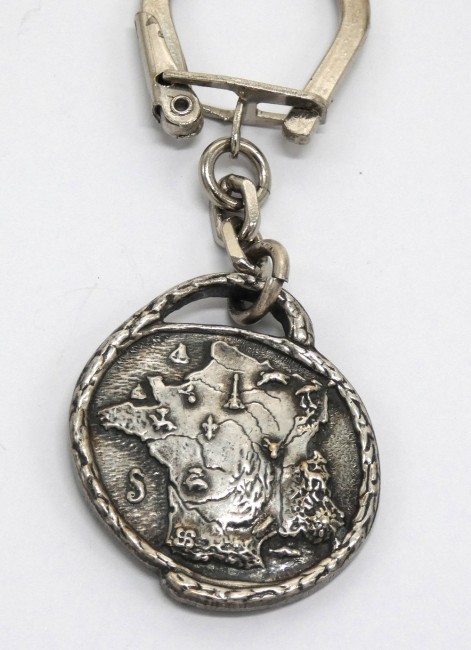 P1050699 Porte clé métal blason ville TROUVILLE