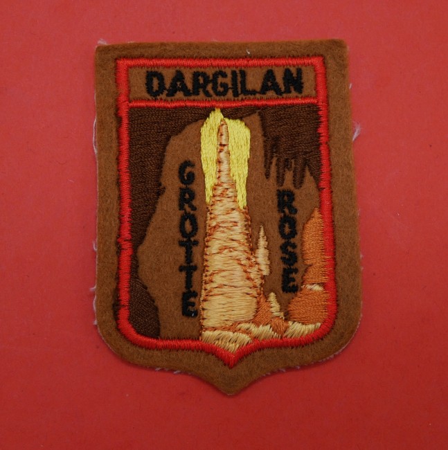 P1020045 Ecusson brodé ville DARGILAN grotte rose