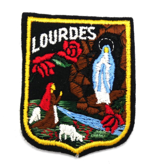 P1040498 Ecusson brodé Lourdes vierge Marie