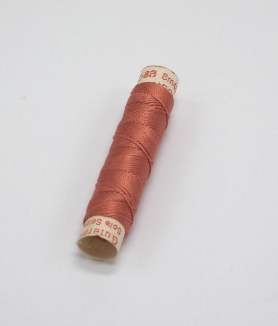 Une bobine de fil de soie à broder Gütermann C 588 