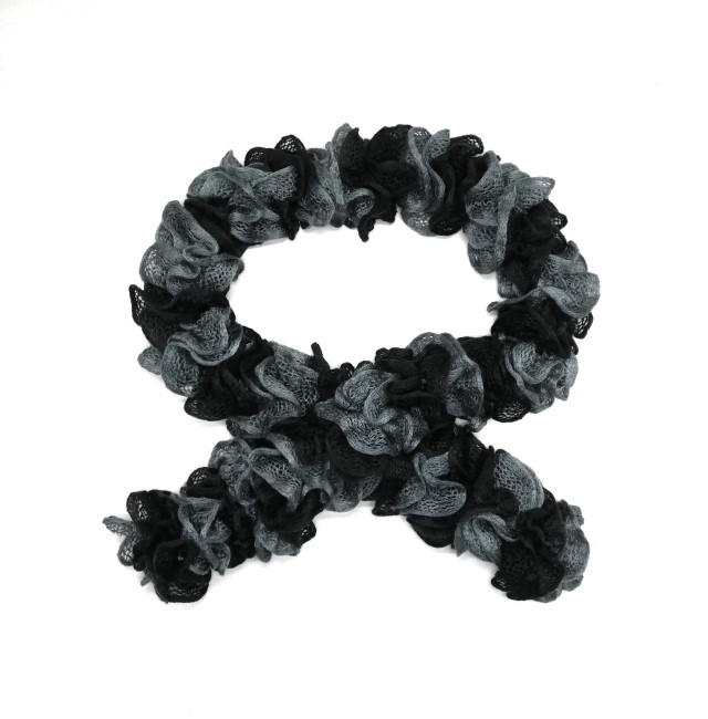 P1050046 Echarpe femme noir & grise froufrou