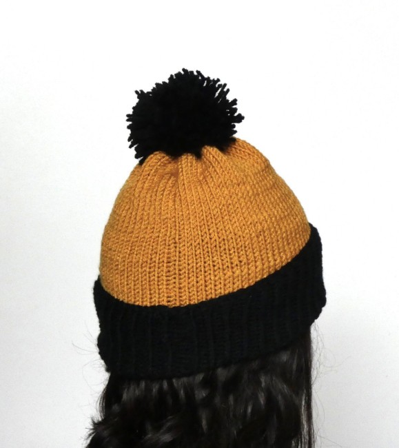 P1100964 Bonnet noir et moutarde avec pompon unisexe pour homme ou femme tricoté main