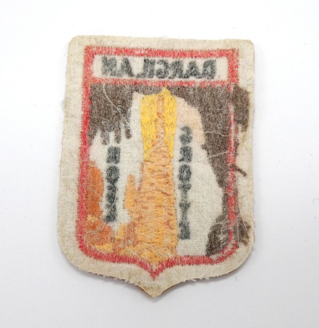 P1020043 Ecusson brodé ville DARGILAN grotte rose