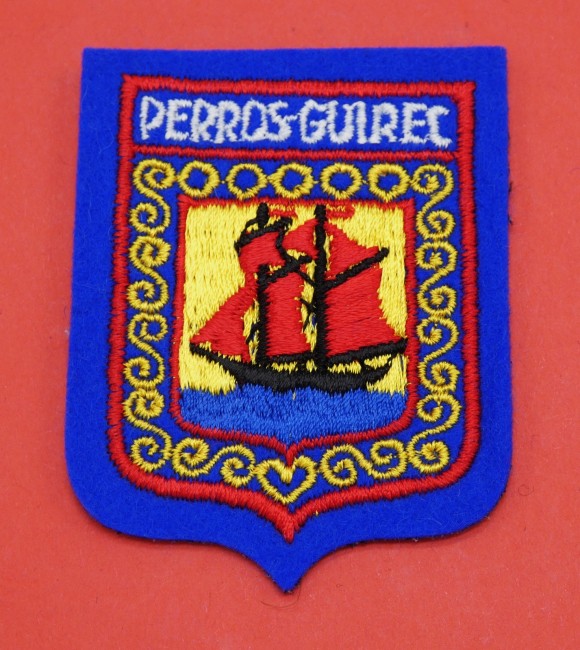 P1070338 Ecusson brodé ville PERROS - GUIREC à coudre ( 7 cm X 5,5 cm )
