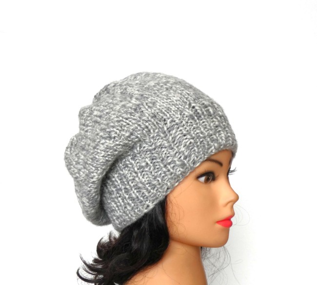 Béret gris/ blanc chiné en laine Bergère de France Alaska coloris gris et blanc chiné ( Hamster )