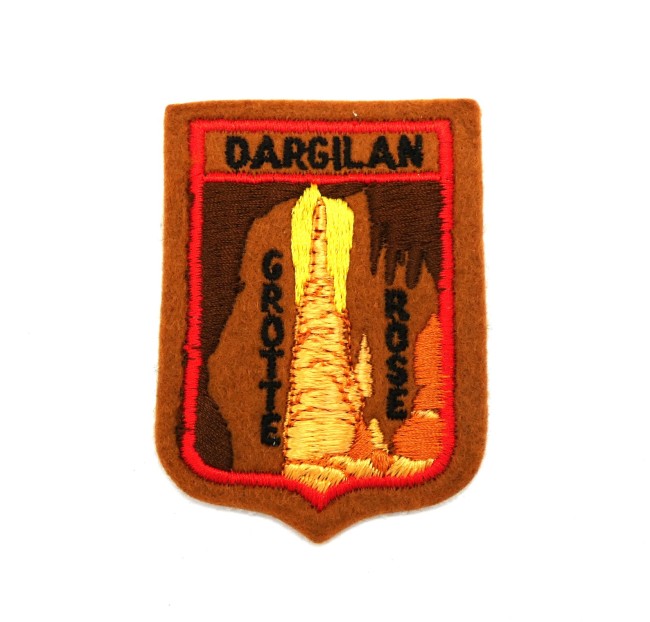 P1020040 Ecusson brodé ville DARGILAN grotte rose