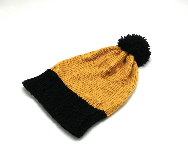 P1100967 Bonnet noir et moutarde avec pompon unisexe pour homme ou femme tricoté main