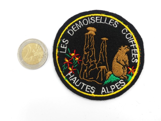 P1260138 Ecusson brodé Les demoiselles coiffées Hautes - Alpes