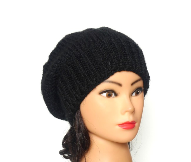 Béret noir pour femme en laine Bergère de France Alaska doux et chaud tricoté main 