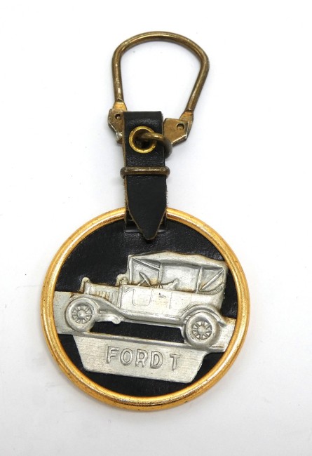 P1050667 Porte clé publicitaire voiture ancienne Ford T