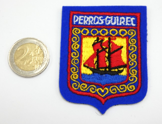 P1070336 Ecusson brodé ville PERROS - GUIREC à coudre ( 7 cm X 5,5 cm )