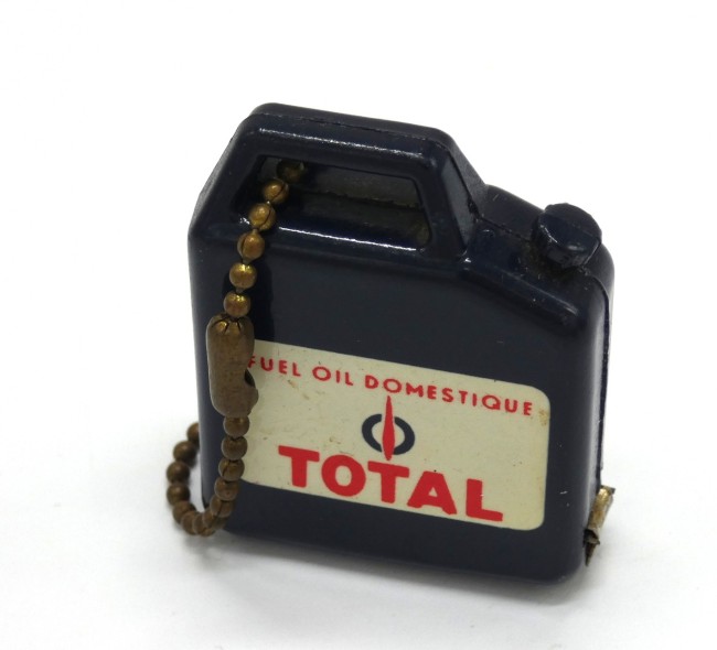 P1050178 Porte clé ancien bidon TOTAL Fuel Oil domestique